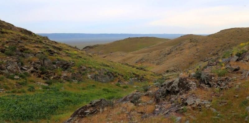 Хребет Кулжабасы расположен на севере долины Копа, между Чу-Илийскими горами на юго-западе и грядой гор на северо-востоке Сарыбастау и Далан-Кара.