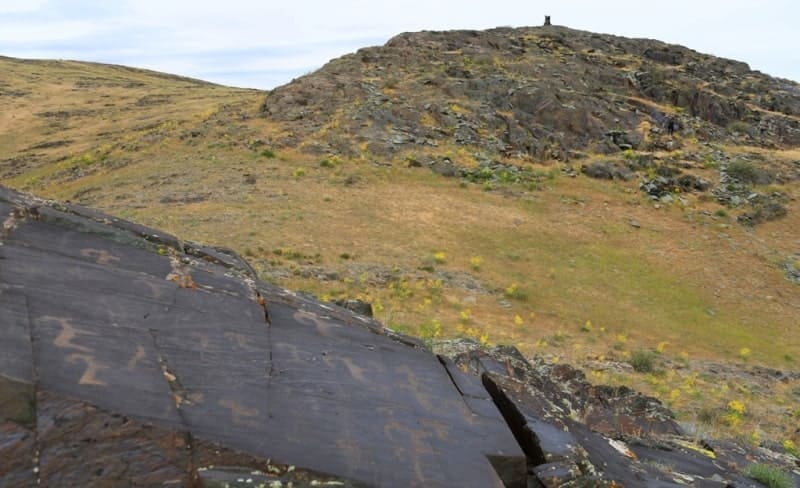 Горы Кулжабасы сложены преимущественно осадочными и метаморфическими породами, образовавшимися в результате длительных геологических процессов. Здесь встречаются выходы известняков, песчаников и гранитов. 