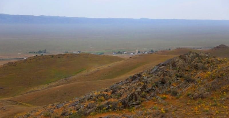 В Кулжабасы встречаются остатки курганов, значительное количество петроглифов разновременных эпох и стоянок, относящихся к разным историческим эпохам - от бронзового века до средневековья.
