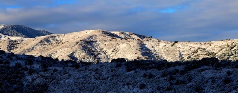 Устойчивый снежный покров в горах Джунгарского Алатау толщиной 50 - 60 см (в горах до 1 м и более) устанавливается большей частью в ноябре и держится до конца марта.