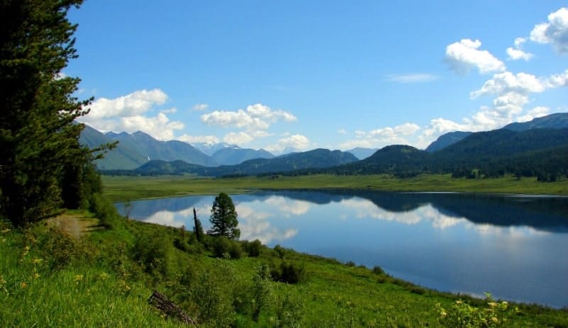 Lake Karakol (Yazevoye) is located in a picturesque valley at an altitude of 1,656 meters above sea level. The lake is 3 kilometers long from north to south and 600 meters wide.