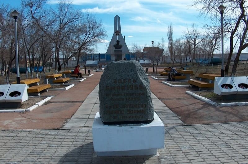 Monument to the first builders of the city and Baikonur Cosmodrome. Alexander Petrov photo.