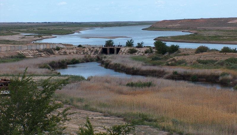 Вид на реку Сыр-Дарья от Аллеи космонавтов у гостиницы «Космонавт». Фотография Александра Петрова.