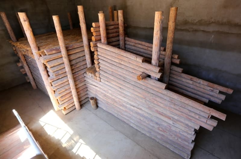 A stone rampart, 1.3-1.7 m wide, runs 4 m from the base of the burial mound.
