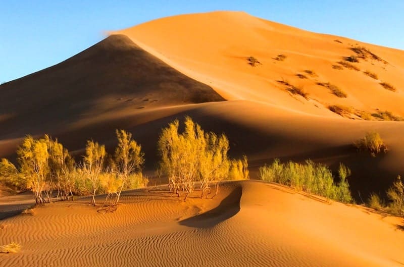The northwestern sand ridge stretches for 552 meters.