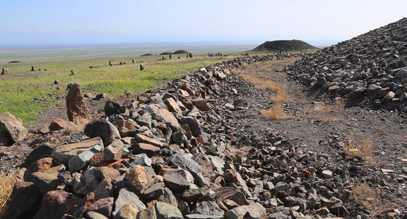 Каменные ограды с южной стороны Большого Бесшатырского кургана.