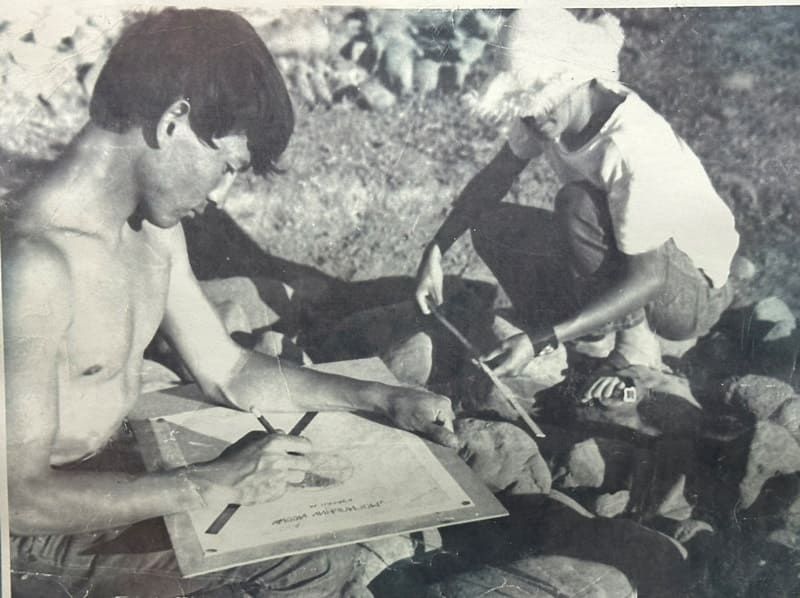 К. Акишев за работой во время раскопок курганов Бесшатыр. 1957 год. Фотография из центрального музея г. Алматы.