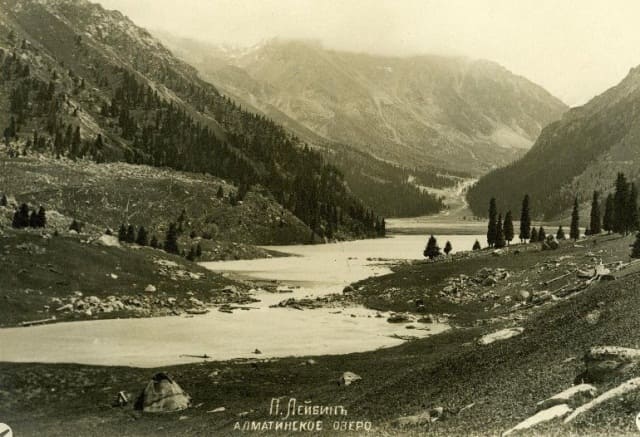 Алматинское озеро. Фотография Павла Лейбина. 1913 год.