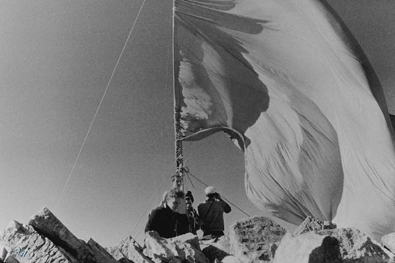 Установка красного флага на вершине пика Большой Алмматинский. 1970 год. Фотография Виталия Исикова.