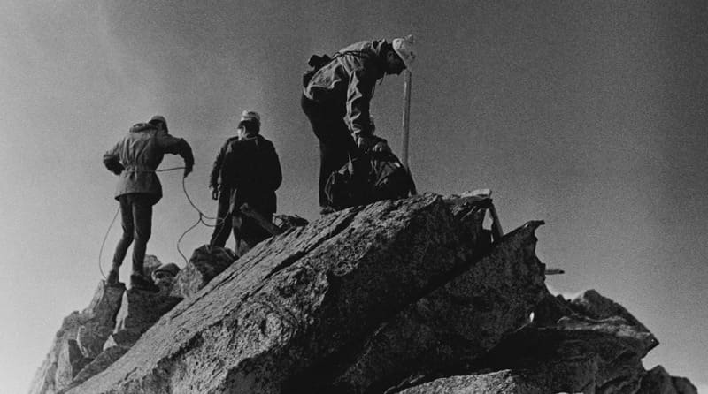 Placing a red flag at the top of the Bolshoi Almmatinsky peak. 1970. Photo by Vitaly Isikov.