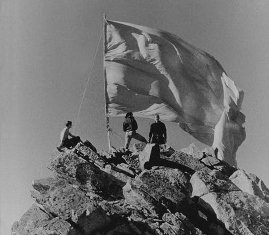  Placing a red flag at the top of the Bolshoi Almmatinsky peak. 1970. Photo by Vitaly Isikov.