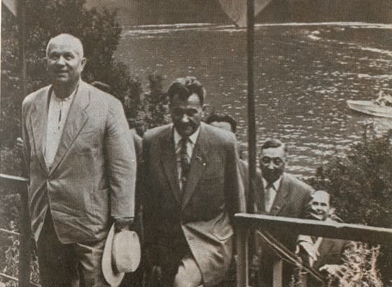 Н.С. Хрущев и Д.А. Кунаев на озере Иссык. 1961 год. Фото Кузьмина А.