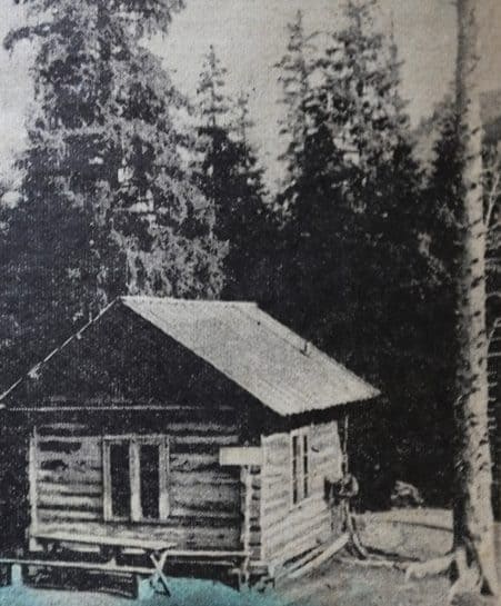 Бревенчатая хижина в Горельнике построенная в 1932 году на 12 человек. С этой хижины началась история турбазы "Горельник". В начале 1930-х домик был базой общества пролетарского туризма и экскурсий. Открытка из коллекции Николая Коржакова.