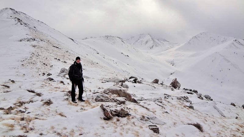 On the way to Kumbel peak, the ridge of the Kumbel tau ridge. Photo by Sergei Mikhalkov.