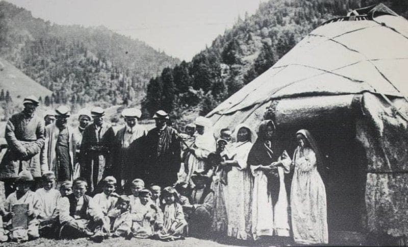 Семья Джайшибека Пусурманова. 1913 год.  Источник http://kunayev.kz/