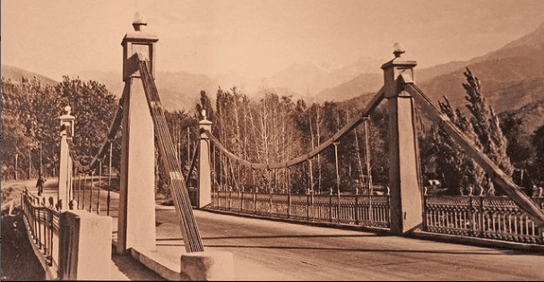 Висячий мост по дороге на Медео (ныне не существует). Фотография В. Билькова. 1953 год.