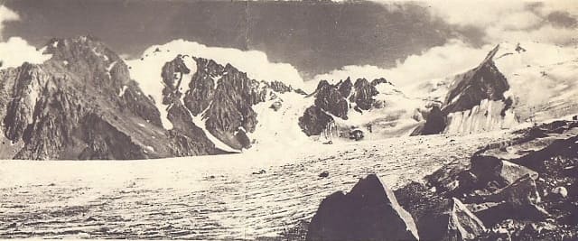 На леднике Туюк-Су. Фотооткрытка. 30-ые годы XX века.