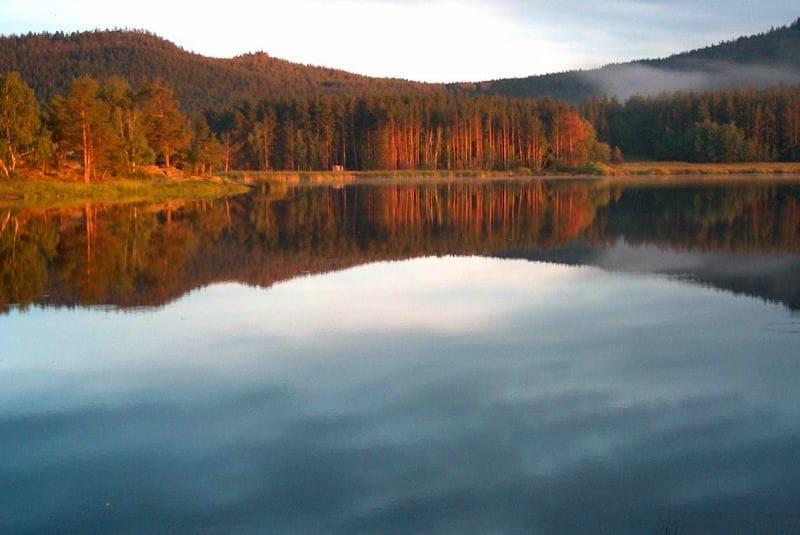 Комисаровское озеро - одно из самых доступных для посещения в восточной части парка.