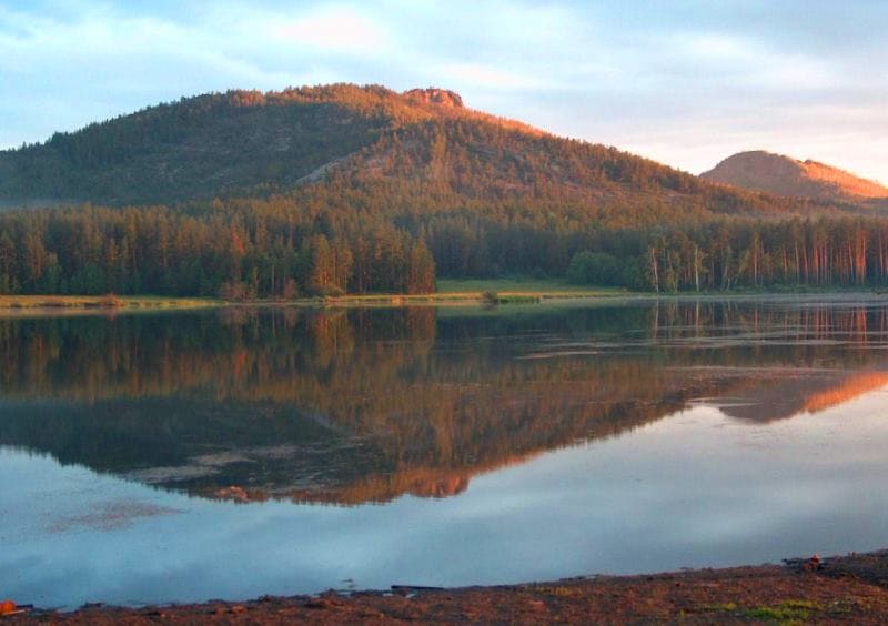 Отражения гор и облаков в Комисаровском озере считаются одними из самых красивых в Каркаралы.