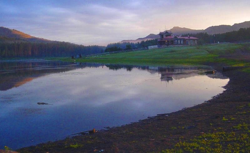 Озеро на фоне Каркаралинских гор и пика Комсомольский высотой 1403 метра над уровнем моря выглядит очень живописно.