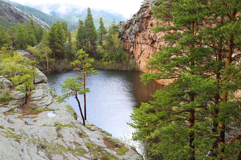 Характерной особенностью северной оконечности гор являются небольшие бассейно-образные озера в гранитных углублениях на скальных возвышенностях.