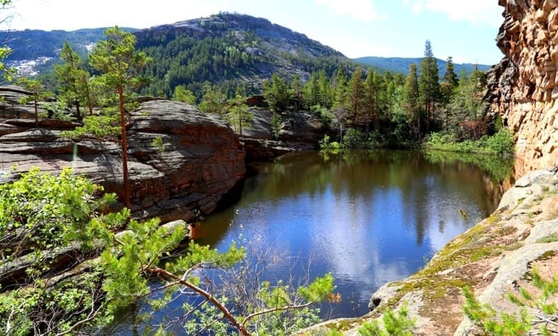 Среди гранитных куполов северо-западной части гор Шанкоз, в сердце Каркаралинского национального парка, лежит удивительное по красоте и тишине озеро Мольдир.