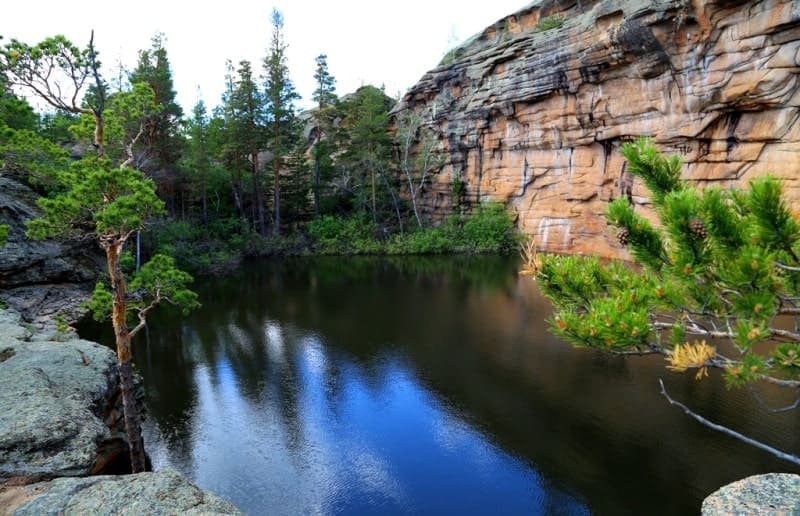 При своей небольшой площади оно поражает глубиной и прозрачностью воды: даже в безветренный день на дне видны темные контуры камней и плавающие водоросли, которые придают воде изумрудный оттенок.