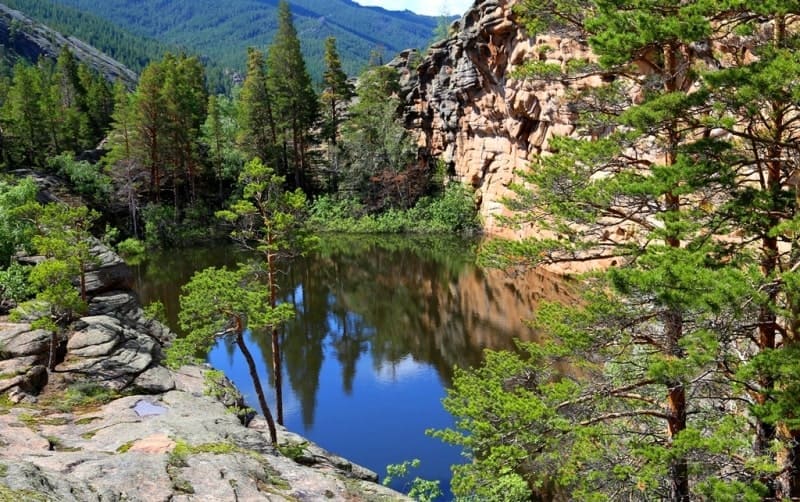 Западная стена озера возвышается на 20 метров, северная и северо-восточные берега озера более пологие, до уровня воды остается не менее 1,5 – 3 метров.
