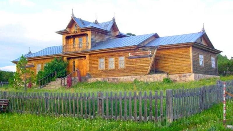 Двухэтажный деревянный дом состоит из двух выставочных залов - флоры и фауны Каркаралинского края. 