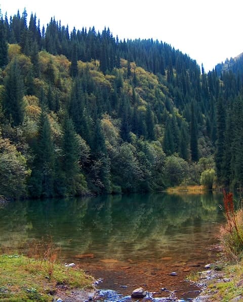 Нижнее озеро Малое Каинды расположено на высоте 1913, а Верхнее - на 1915 метров над уровнем моря.