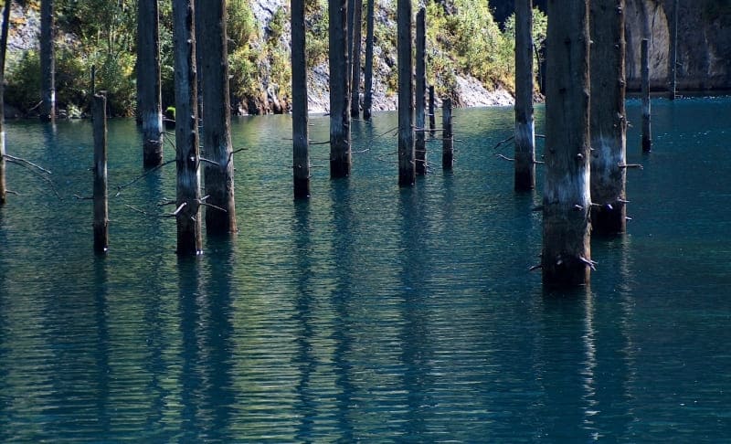 Длина озера Каинды, вытянутого с юго-запада на северо-восток, составляет 485 метров, максимальная ширина в центральной части 114 метров, глубина достигает 30 метров, площадь водной поверхности около 0,04 километров квадратных.