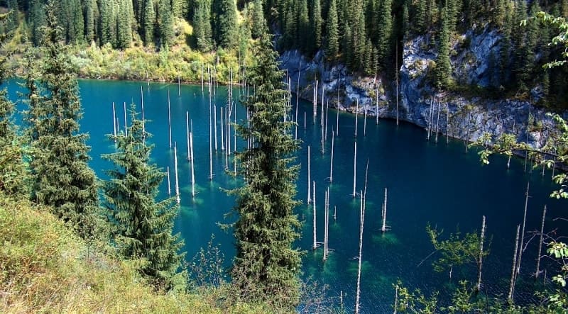 Озеро Каинды входит в территорию государственного природного парка «Көлсай көлдері» и находится в Кегенском районе Алматинской области.