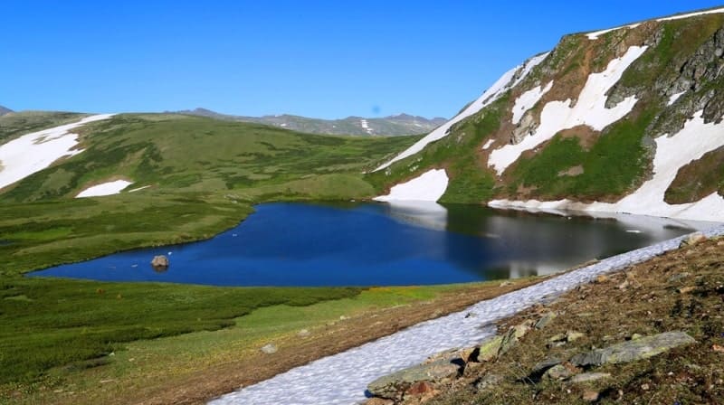 The First Beloubinskoye Lake is smaller in size and more elongated in outline, while the Second Lake has a much larger area and a more compact shape.