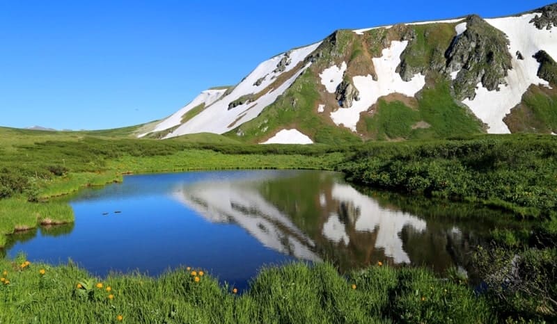 The moraine Third Beloubinskoye Lake is located in the eastern spurs of the Ivanovsky Range and west of the Koksuy Range.