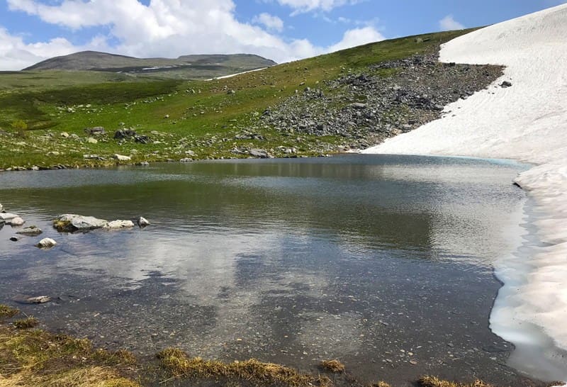 First Beloubinskoye Lake has an elongated shape from southeast to northwest.