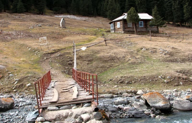Pedestrian bridge over Arasan River.
