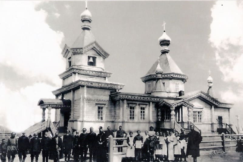 A beautiful temple with a high carved bell tower. Two large bells are visible in the large window openings. The central dome is very clearly visible, glazed, octagonal, decorated with carvings, and four small turrets on the roof are visible, small domes without windows, octagonal in shape with crosses on top. Late 19th century. The author of the photo is unknown.