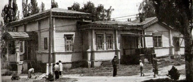 Cleaning the territory near the church. 70s of the last century. Photographer unknown.