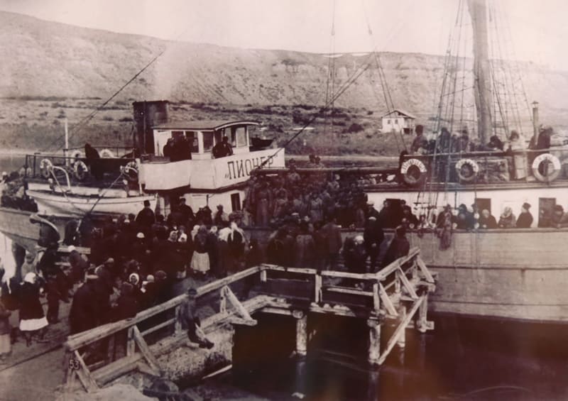 Przhevalsk pier. 1925. A group of border guards arrived on the ship "Pioneer".