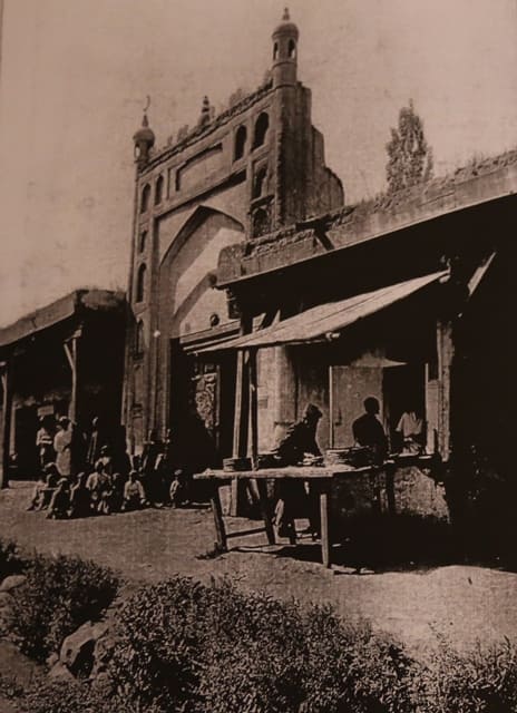 Mosque in the shopping arcade on Gorky Street. Photo from the early XXth century. Author unknown.