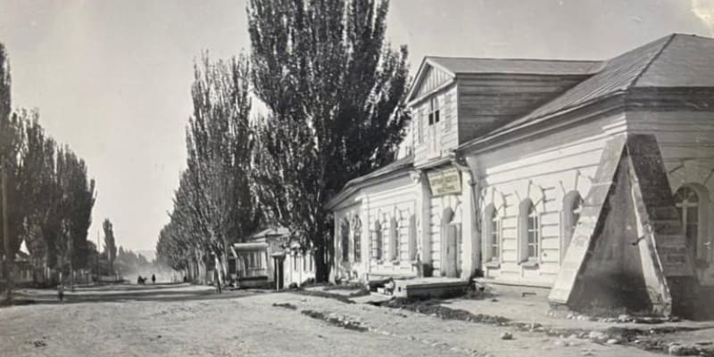 The building of the merchant M.N. Ilyin, built in 1889, a famous cattle breeder. Photo by I.N. Panov. 1928.