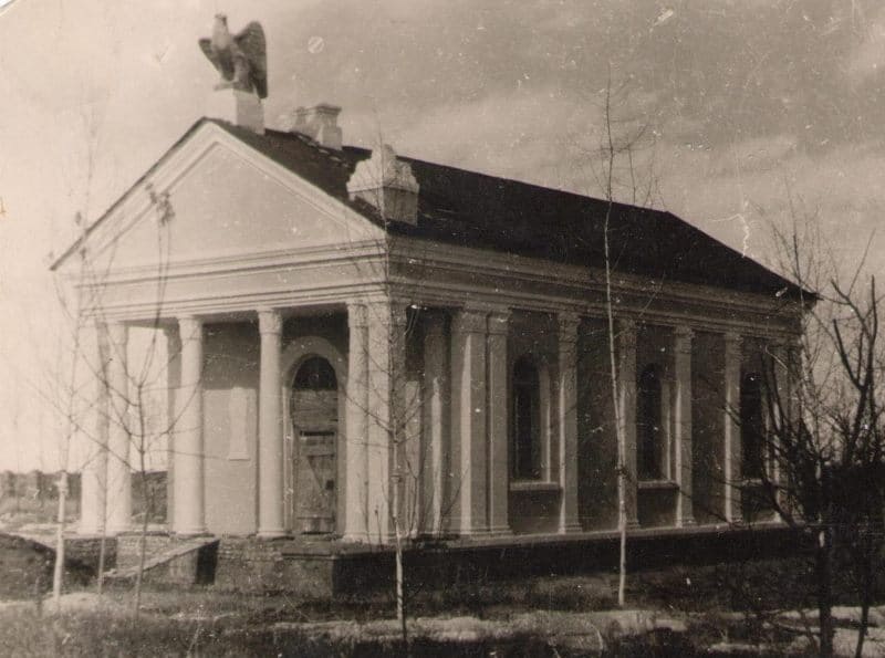 The building of the N.M. Przhevalsky Memorial Museum in the vicinity of the urban-type settlement Pristan Przhevalsk. 1958. Photographer unknown.