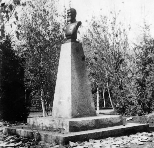 The monument to the founder of the city garden in Przhevalsk N.M. Barsov was erected in 1912, after 1922 it was not preserved. Photograph from the beginning of the XXth century. The author of the photograph is unknown.