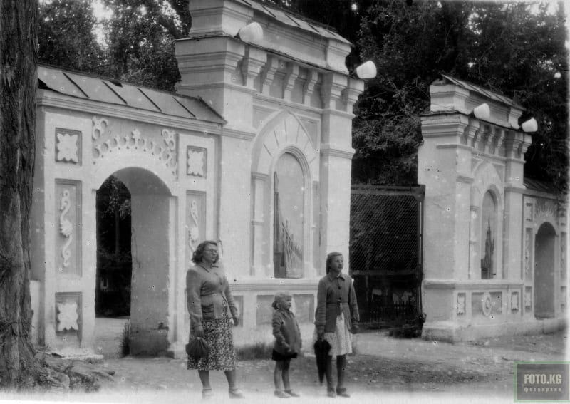 At the central entrance to the city park in Przhevalsk. Mid-1950s. Unknown photographer.