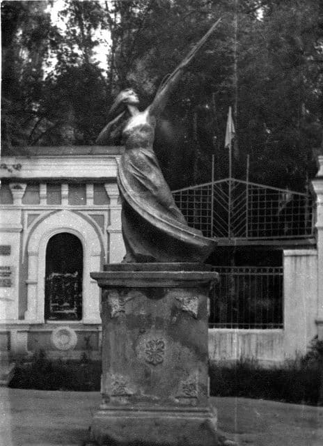 The statue of a woman "To the Stars" was located to the left of the entrance to the park. 1964. Unknown photographer.