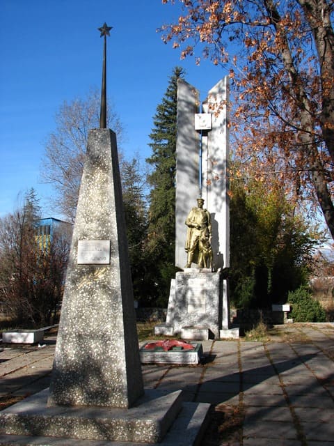 Mass grave of border guards who died fighting for Soviet power. Established in 1925. Mass grave of Red Army soldiers who died fighting the counterrevolution. Buried in 1920. Located in the A.S. Pushkin Park of Culture and Recreation.