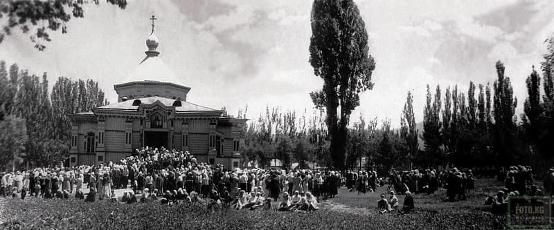 Religious holiday in front of the Holy Trinity Church in Przhevalsk. 1947. Photographer unknown.