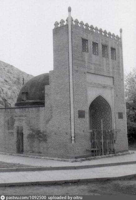 Osh. Mausoleum of Asaf-ibn-Burkhia. 10.22.1988 The author of the photograph is unknown. https://pastvu.com/p/1092502