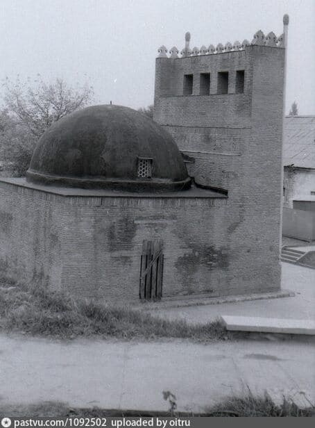 Osh. Mausoleum of Asaf-ibn-Burkhia. 10.22.1988 The author of the photograph is unknown. https://pastvu.com/p/1092502