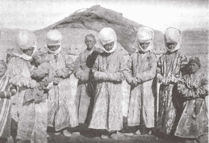 Замужние женщины-киргизки из Мургабского аула.